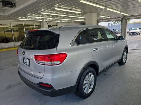 Used 2017 Kia Sorento FWD image 6