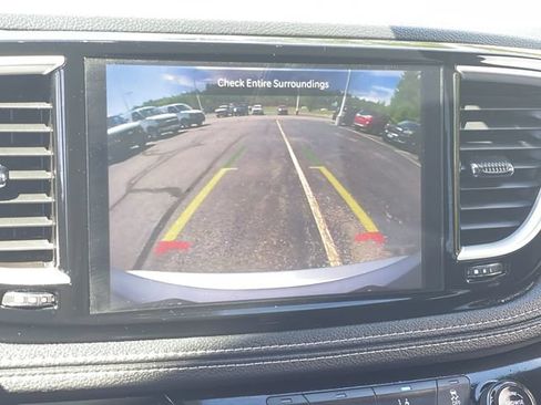Used 2023 Chrysler Pacifica Touring FWD image 15