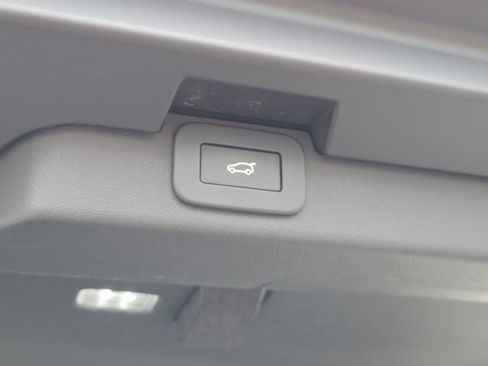 Used 2024 Land Rover Discovery S image 13