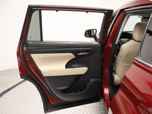 Used 2024 Toyota Highlander XLE AWD/4WD image 21