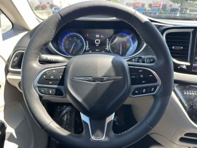 Used 2023 Chrysler Pacifica Touring-L FWD image 22