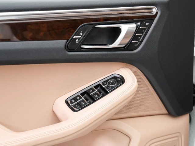 Certified 2026 Porsche Macan AWD/4WD image 8