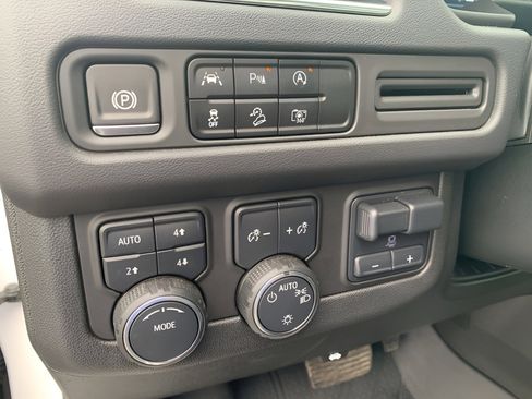 Used 2024 Chevrolet Tahoe Z71 w/ Luxury Package AWD/4WD image 11