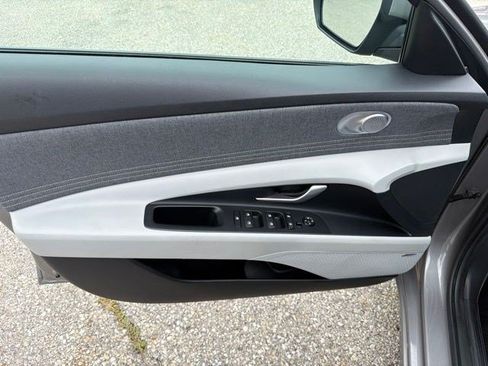 Used 2023 Hyundai Elantra Limited FWD image 11