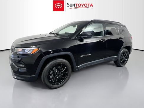 Used 2025 Jeep Compass Latitude w/ Convenience Group AWD/4WD image 9
