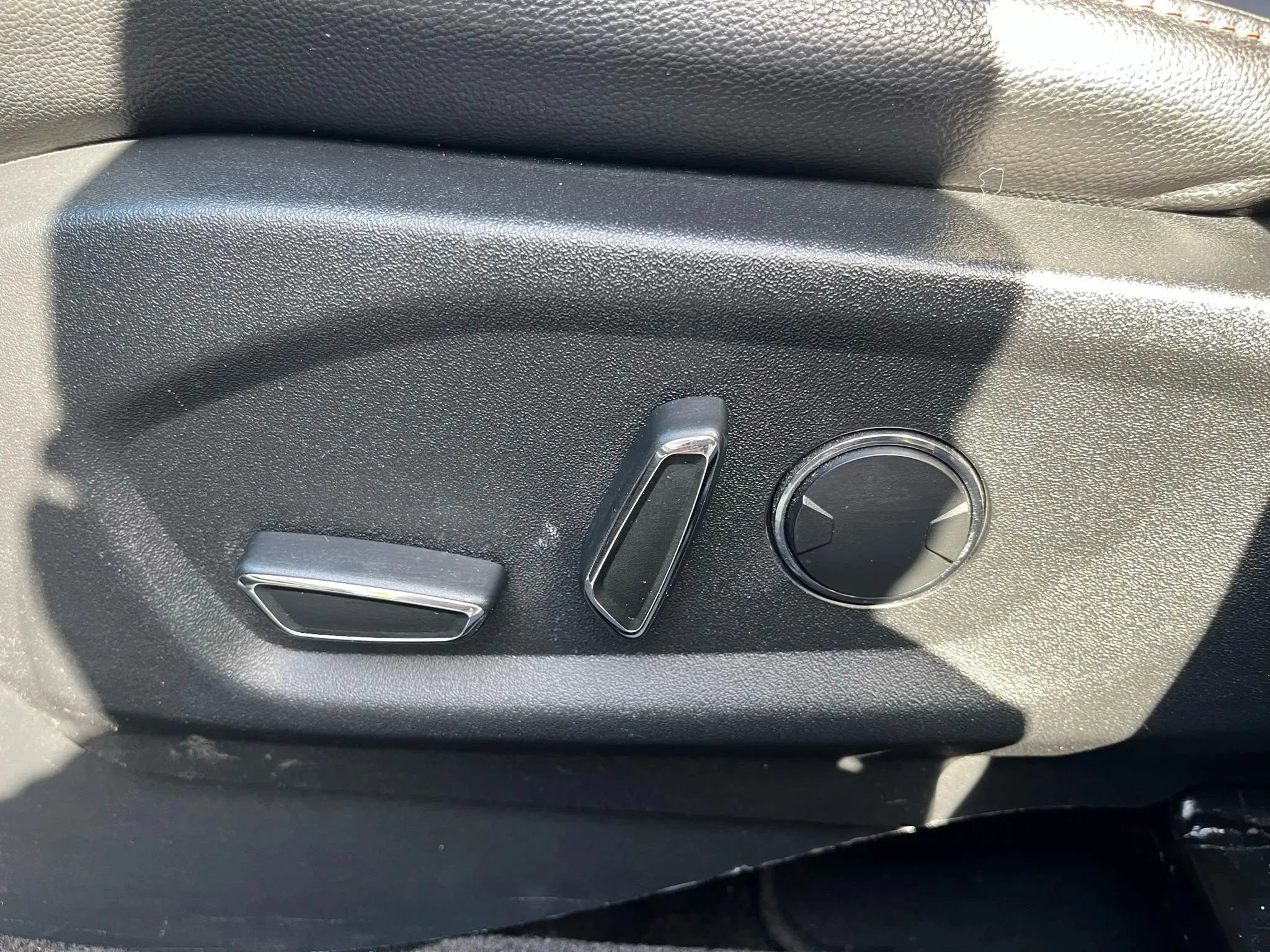 Used 2017 Ford Explorer XLT w/ Equipment Group 202A FWD image 20