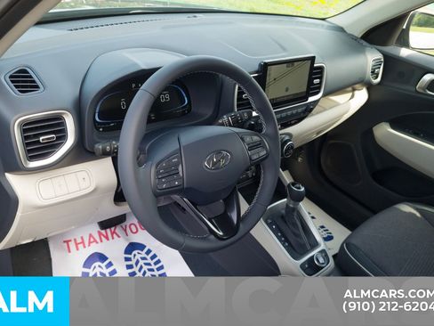 Used 2025 Hyundai Venue Limited image 13