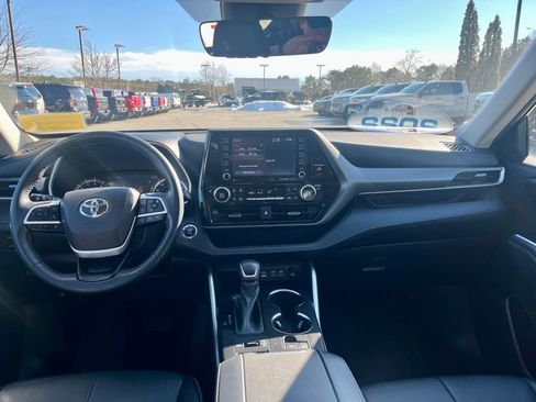 Used 2022 Toyota Highlander XLE AWD/4WD image 21