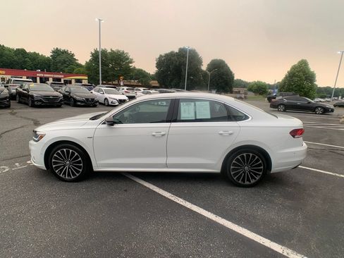 Used 2022 Volkswagen Passat 2.0T FWD image 6