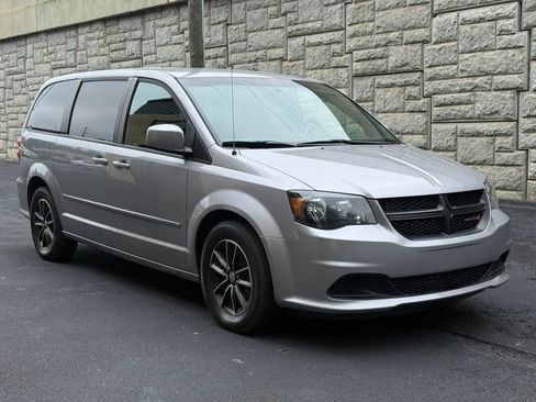 Used 2017 Dodge Grand Caravan SE FWD image 4