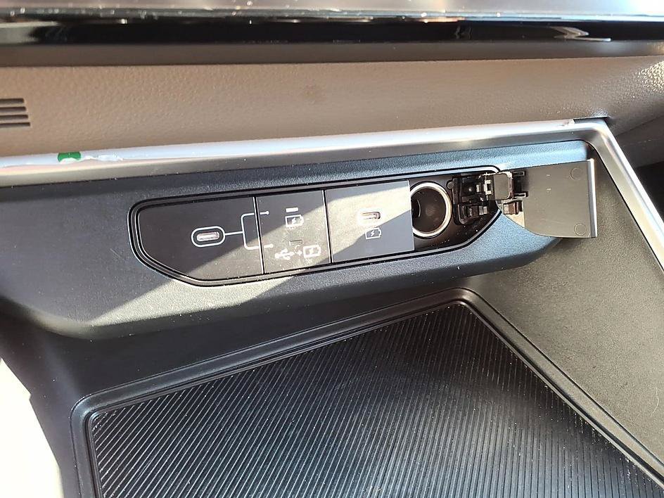 Used 2025 Kia Carnival FWD image 25