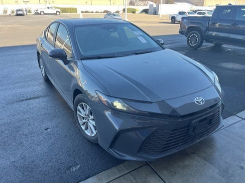 Used 2025 Toyota Camry SE image 3