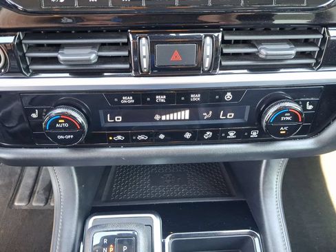 Used 2023 Nissan Pathfinder SL AWD/4WD image 16