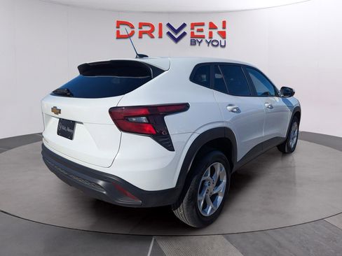 Used 2025 Chevrolet Trax LS w/ LS Convenience Package image 6