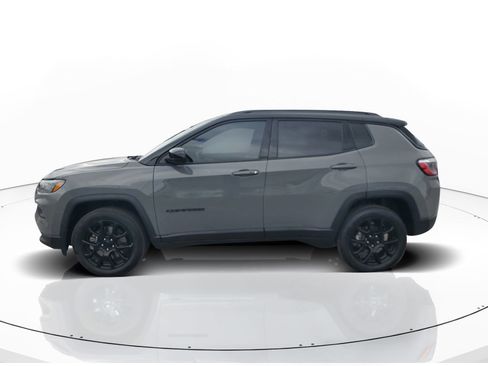Used 2023 Jeep Compass Altitude image 4
