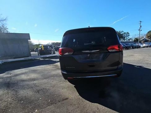 Used 2018 Chrysler Pacifica Touring-L w/ Premium Audio Group image 3