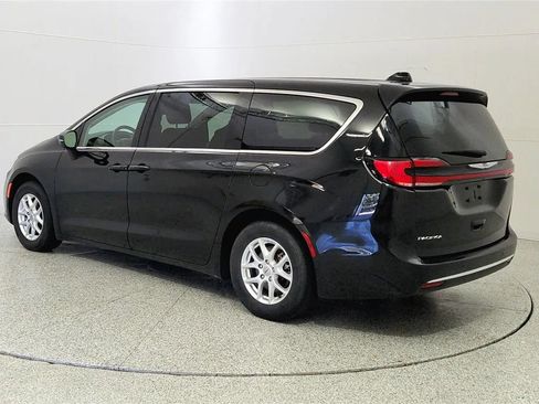 Used 2023 Chrysler Pacifica Touring-L FWD image 5