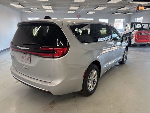 New 2026 Chrysler Pacifica Select image 8