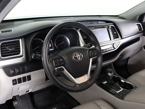 Used 2017 Toyota Highlander XLE image 29