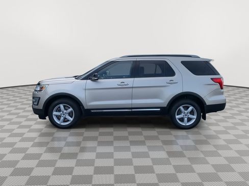 Used 2017 Ford Explorer XLT w/ Equipment Group 202A image 4