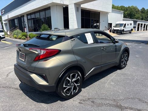 Used 2021 Toyota C-HR XLE FWD image 3