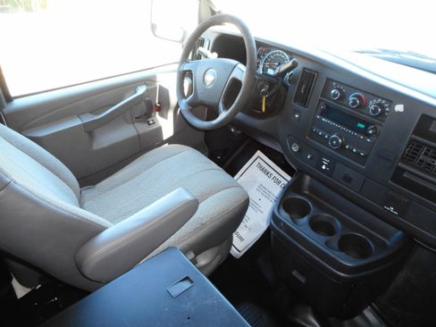 Used 2016 Chevrolet Express 2500 RWD image 22