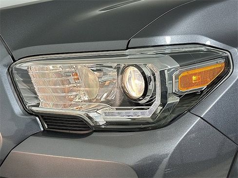 Used 2021 Toyota Tacoma TRD Off-Road w/ Technology Package image 31