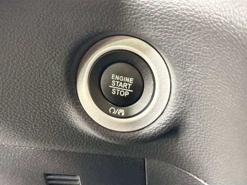 Used 2025 Chrysler Pacifica Limited FWD image 22