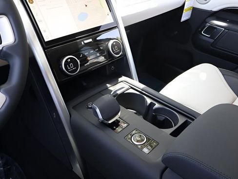 New 2025 Land Rover Discovery S image 27