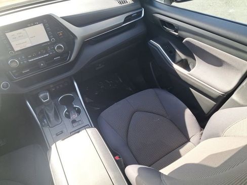 Used 2021 Toyota Highlander LE image 11