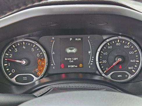 Used 2017 Jeep Renegade Altitude FWD image 9