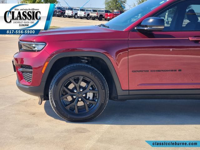 Used 2025 Jeep Grand Cherokee Altitude RWD image 12