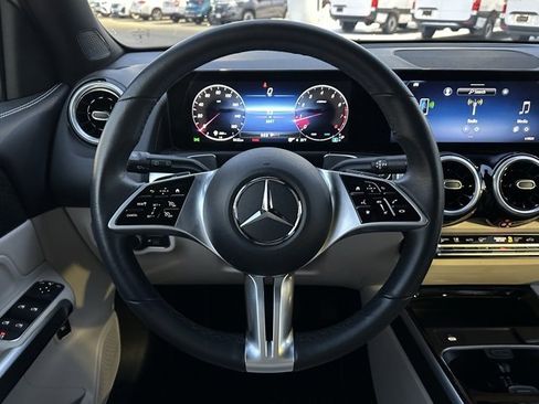 Used 2025 Mercedes-Benz GLB 250 4MATIC image 13