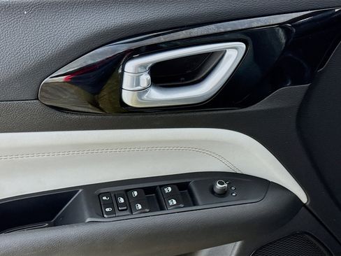 Used 2025 Jeep Compass Limited image 19