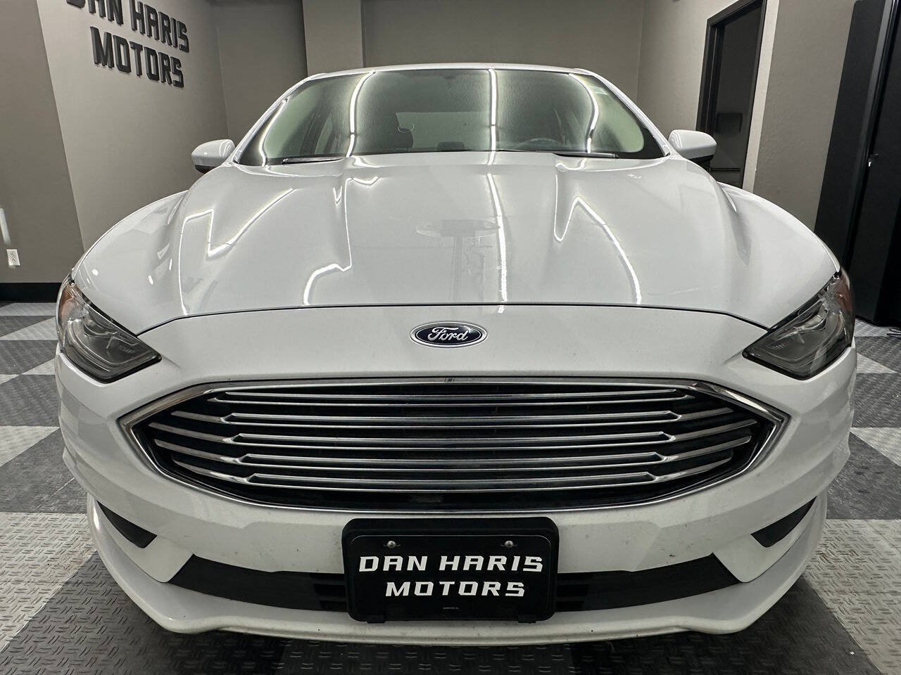Used 2017 Ford Fusion SE FWD image 3