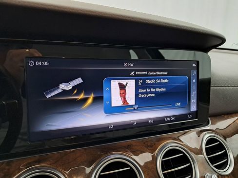 Used 2018 Mercedes-Benz E 300 4MATIC image 30