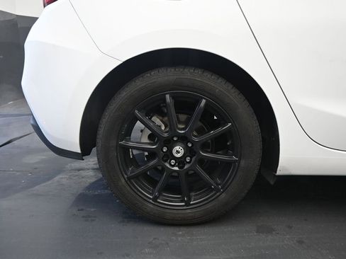 Used 2018 Chevrolet Cruze LT w/ Sun And Sound Package image 9