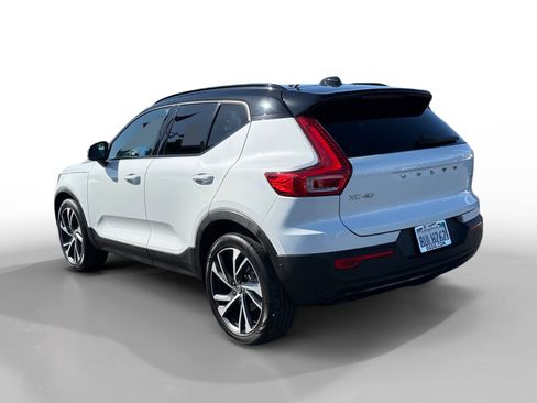 Used 2021 Volvo XC40 T5 R-Design w/ Climate Package AWD/4WD image 3