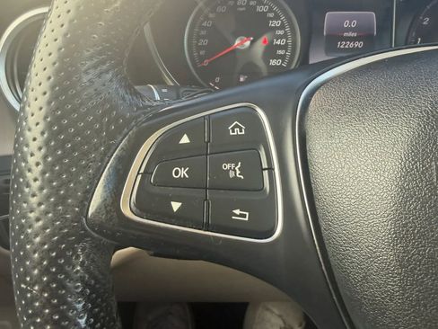 Used 2019 Mercedes-Benz GLC 300 4MATIC w/ Premium Package image 19