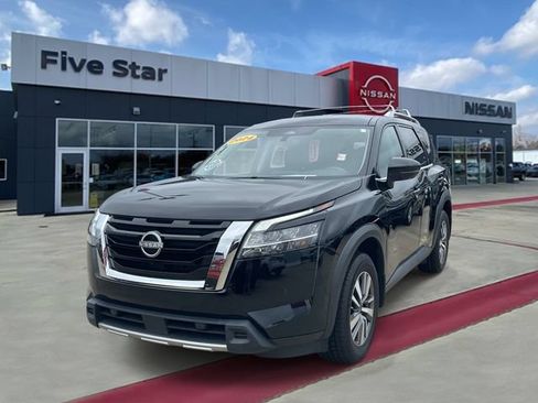 Used 2024 Nissan Pathfinder SL FWD image 3
