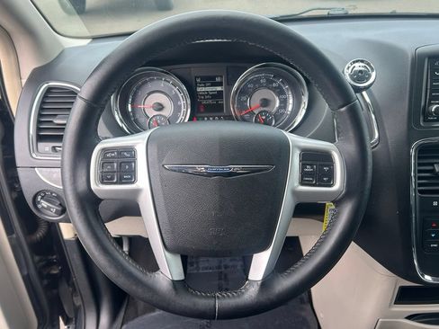 Used 2016 Chrysler Town & Country Touring FWD image 16