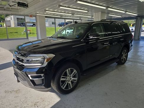 Used 2024 Ford Expedition Limited AWD/4WD image 2