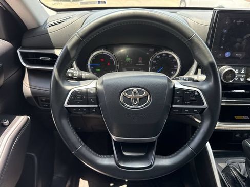 Used 2023 Toyota Highlander Bronze Edition FWD image 13