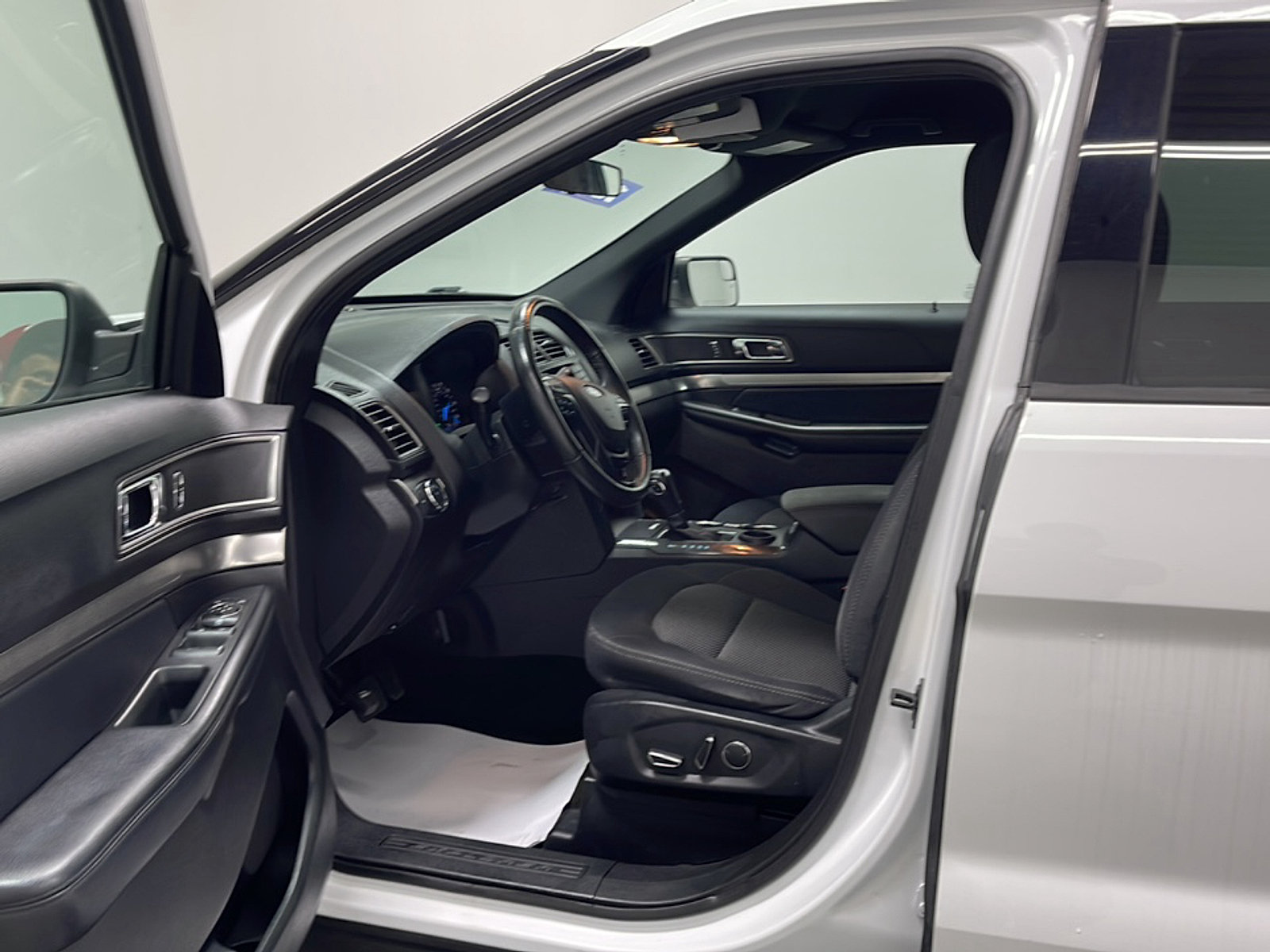 Used 2018 Ford Explorer XLT FWD image 2
