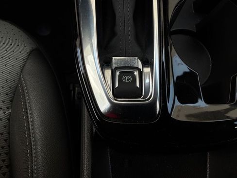 Used 2025 Chevrolet Trax LT w/ LT Convenience Package FWD image 21