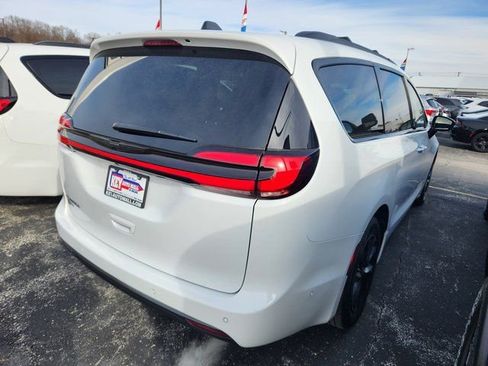 New 2025 Chrysler Pacifica Select w/ Fav Edition Package image 4