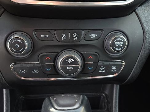 Used 2022 Jeep Cherokee Limited image 33