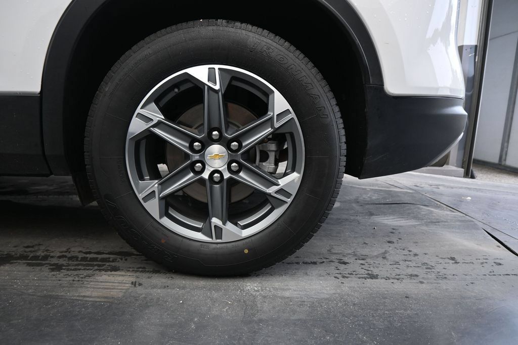 Used 2025 Chevrolet Blazer LT FWD image 12