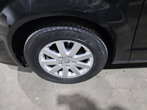 Used 2013 Chrysler Town & Country Touring image 24