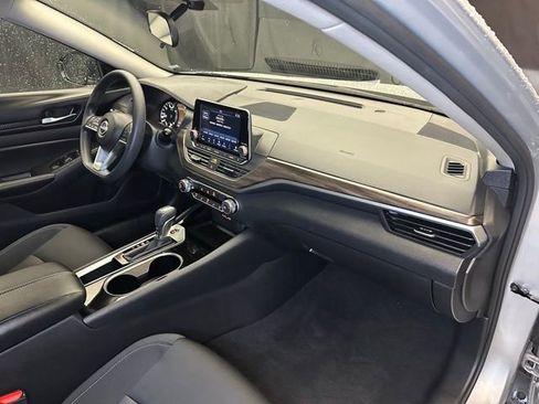 Used 2024 Nissan Altima 2.5 SV FWD image 16